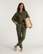 Jean en tencel de couleur kaki, coupe droite et ajustée, matière fluide et légère, idéal pour un look décontracté et élégant d'été.