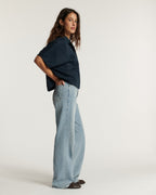 Jean femme en denim léger bleu marine, coupe large et droite, matière souple et confortable adaptée à toutes les morphologies, idéal pour un style décontracté.