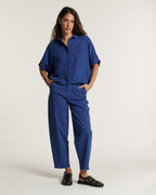 Vaqueros de mujer en Tencel azul ultramar, corte recto ligeramente ancho, material fluido y cómodo ideal para el verano.