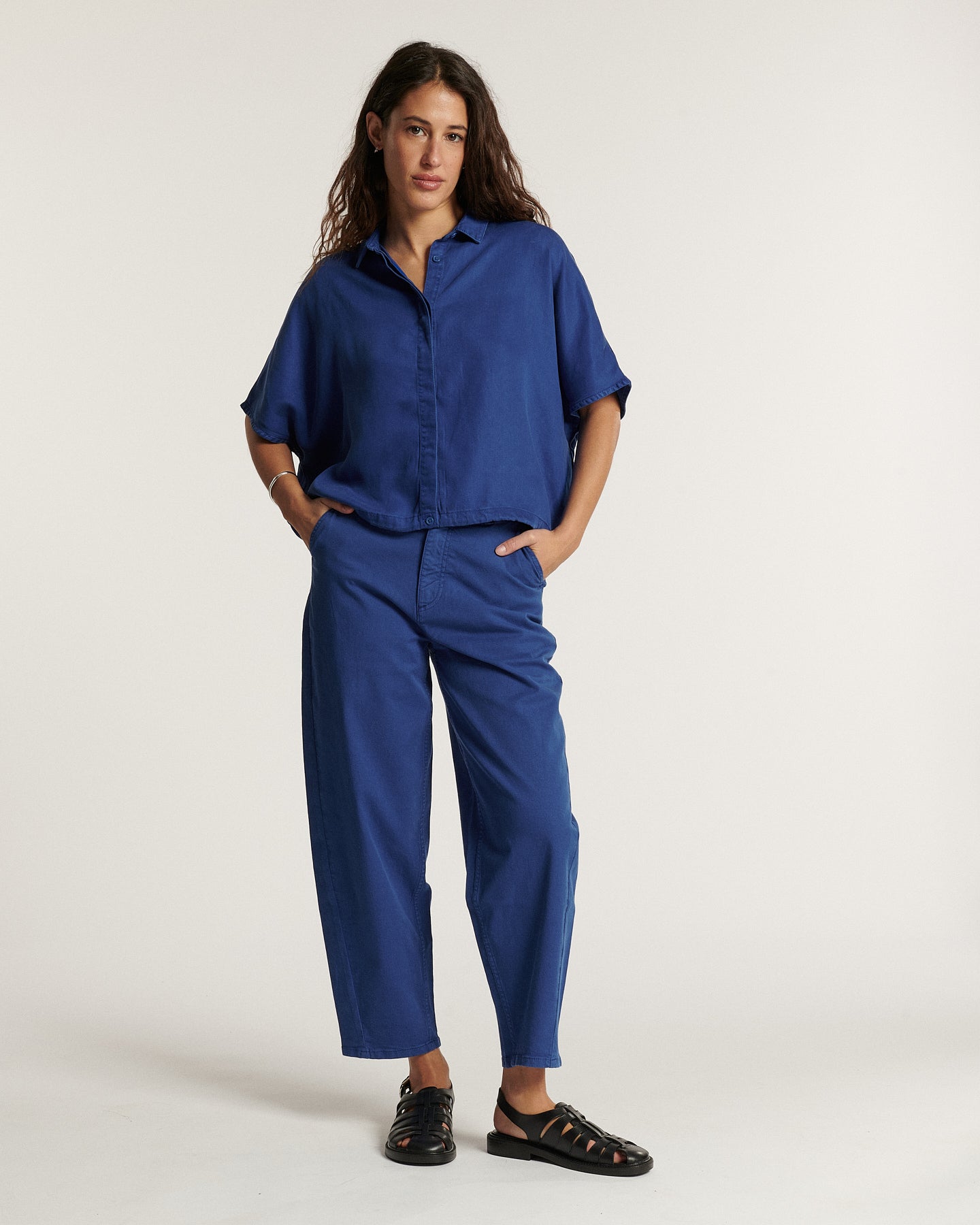 Vaqueros de mujer en Tencel azul ultramar, corte recto ligeramente ancho, material fluido y cómodo ideal para el verano.