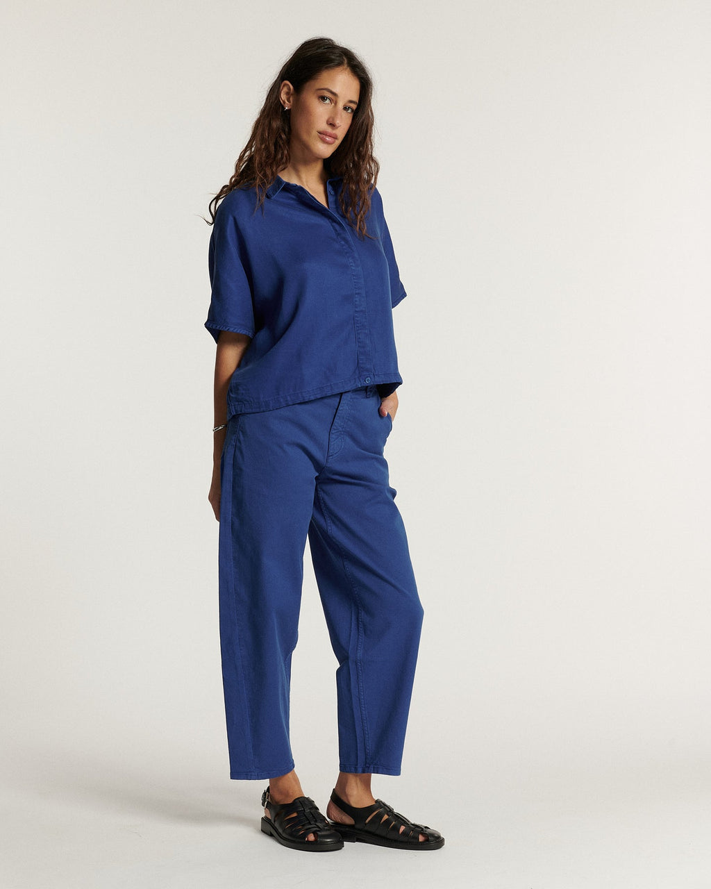 Vaqueros de mujer en tencel azul ultramar, corte recto ligeramente holgado, material fluido y confortable apto para todas las morfologías.