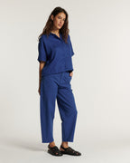 Vaqueros de mujer en tencel azul ultramar, corte recto ligeramente holgado, material fluido y confortable apto para todas las morfologías.