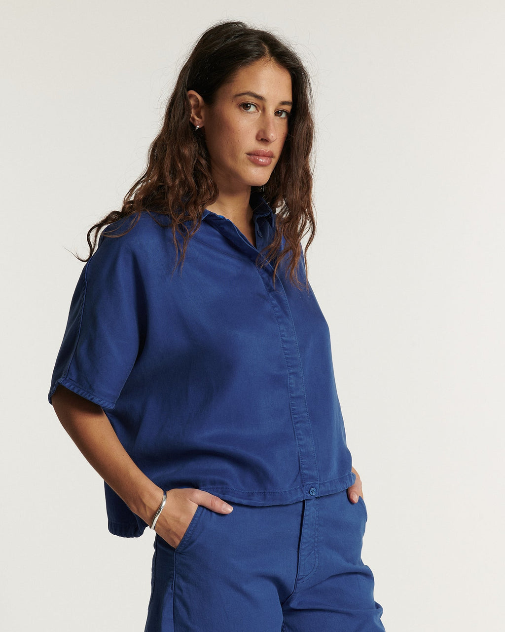 Jeans de mujer en tejido Tencel azul ultramar con corte recto, material fluido y ligero apto para todo tipo de cuerpo.