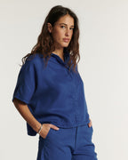 Jeans de mujer en tejido Tencel azul ultramar con corte recto, material fluido y ligero apto para todo tipo de cuerpo.