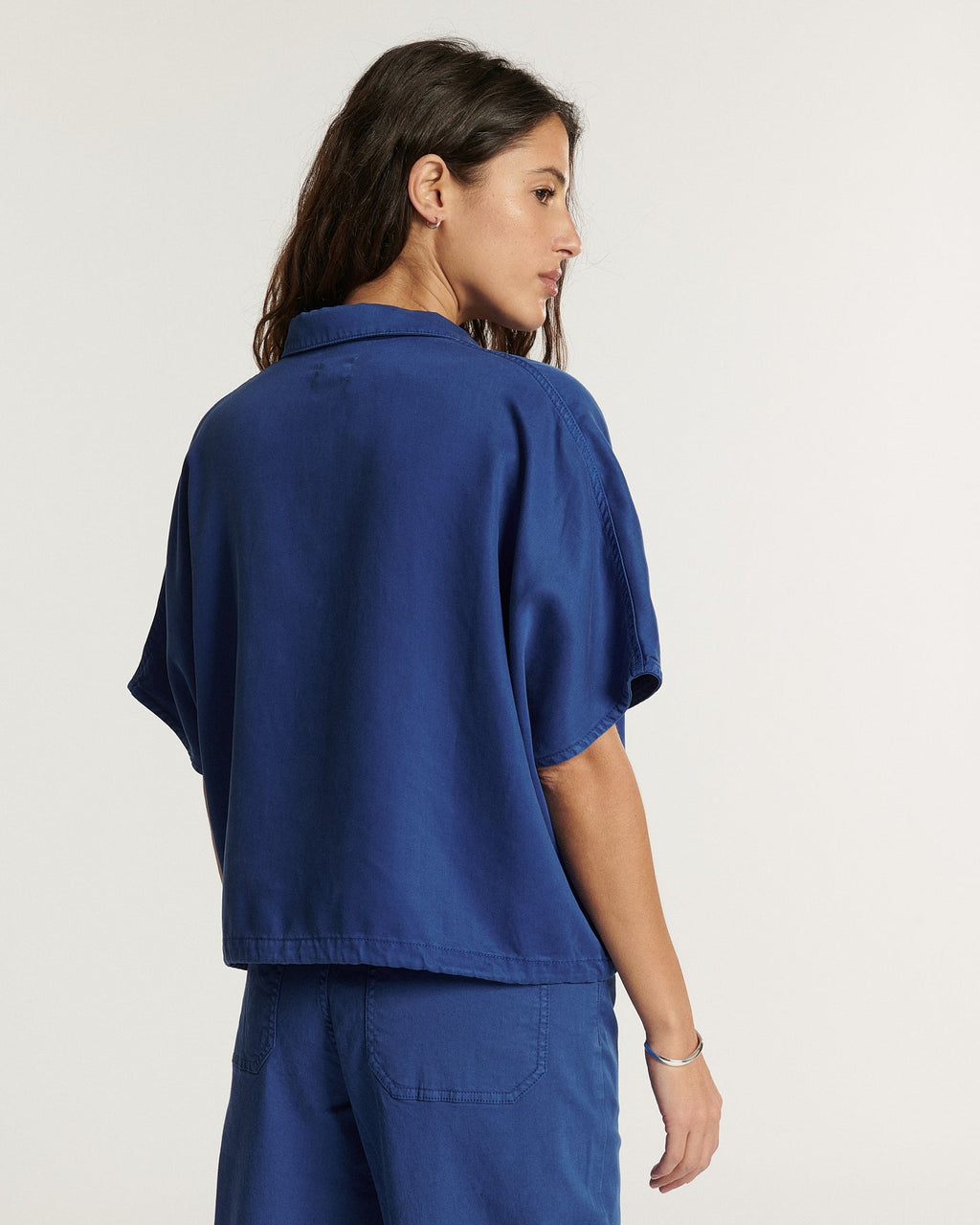 Jeans de mujer en Tencel azul ultramar, corte recto y cómodo, material fluido y ecológico apto para todo tipo de cuerpo para un estilo casual.