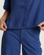 Vaqueros de mujer en tencel azul ultramar, corte recto, material fluido y ligero ideal para el verano, ofreciendo comodidad adaptada a todas las morfologías.