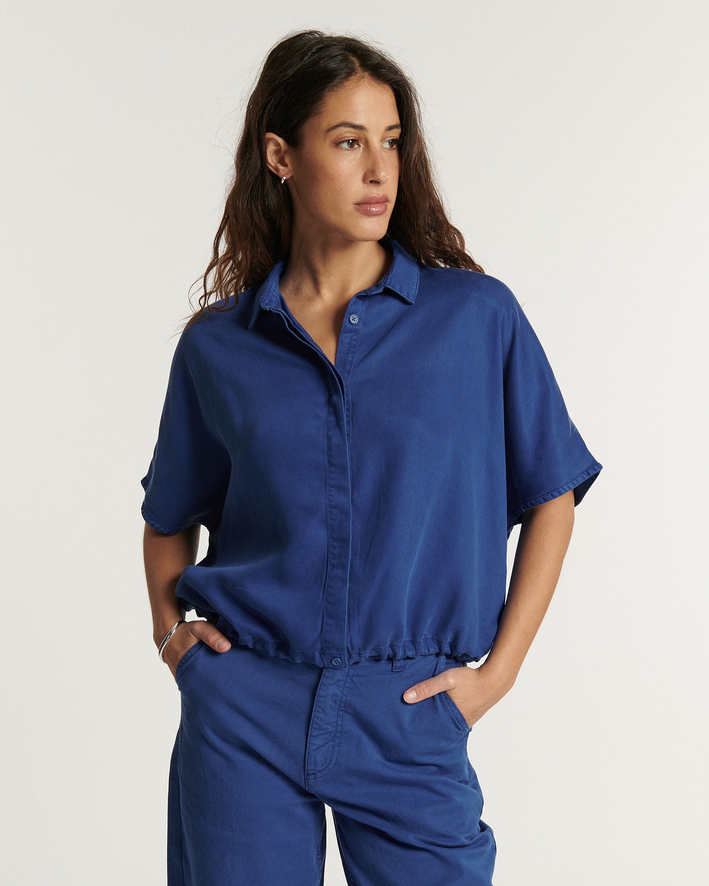 Vaqueros de mujer confeccionados en tejido Tencel azul ultramar, de corte recto y relajado con un material fluido y ligeramente satinado, aptos para todas las morfologías.