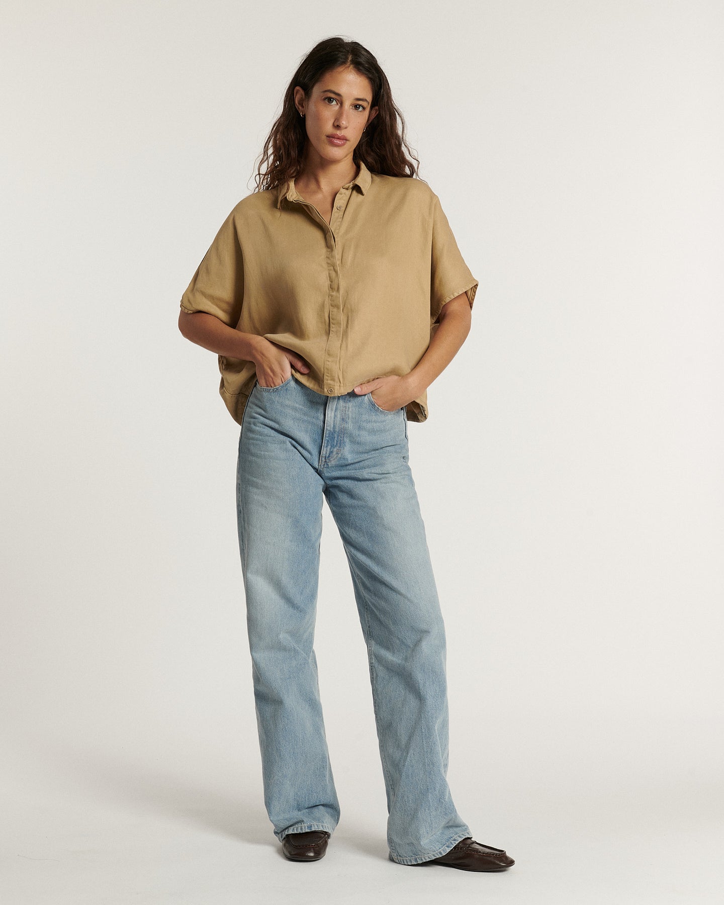 Women's jeans in light blue denim, straight and fluid cut, soft material with a slight natural texture, suitable for all body shapes.