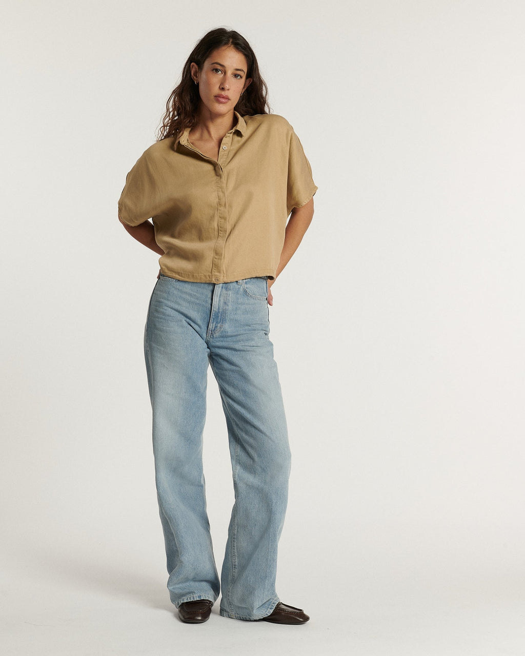 Flare jeans in light blue denim, loose and comfortable cut, soft material suitable for all female body shapes for a casual and summer style.