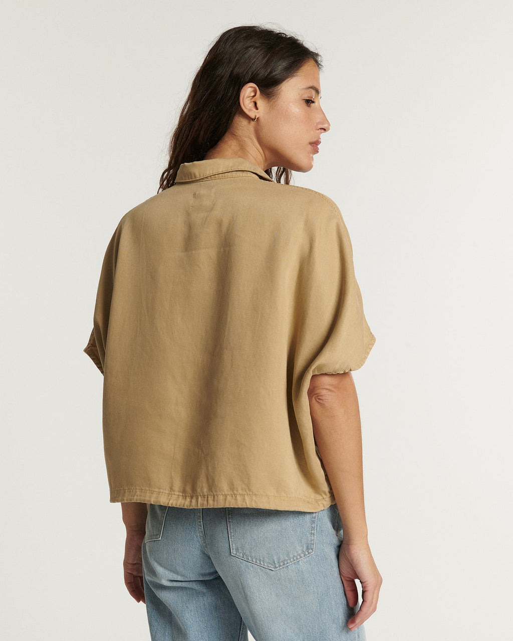Women's jeans in light blue denim, straight and comfortable cut, in light and supple material ideal for summer, adapting to all body shapes.