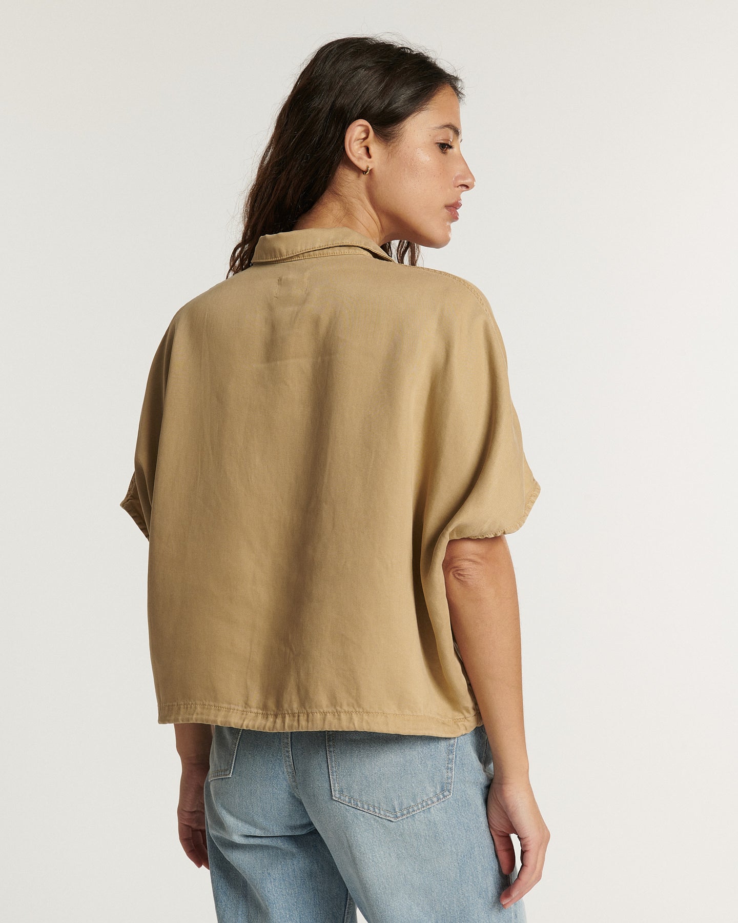 Women's jeans in light blue denim, straight and comfortable cut, in light and supple material ideal for summer, adapting to all body shapes.