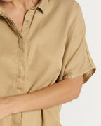 Women's jeans in praline-colored tencel material, slightly fitted straight cut, offering a comfortable and elegant fit suitable for all body types.