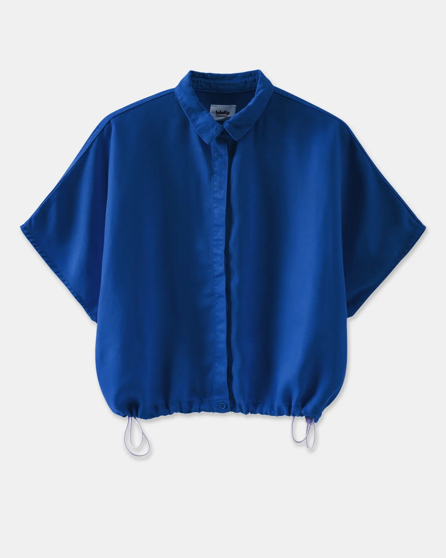Blusa azul brillante en tejido fluido con manga corta ancha, cuello clásico y cordones ajustables en la cintura para un ajuste relajado.