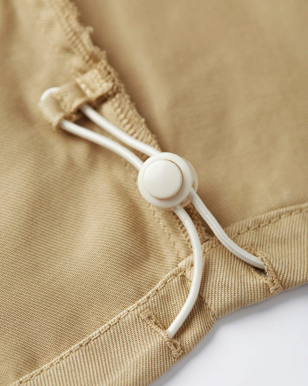 Detail of women's jeans in praline-colored Tencel fabric, with adjustable elastic cord and reinforced seam, offering comfort and support suitable for all body types.