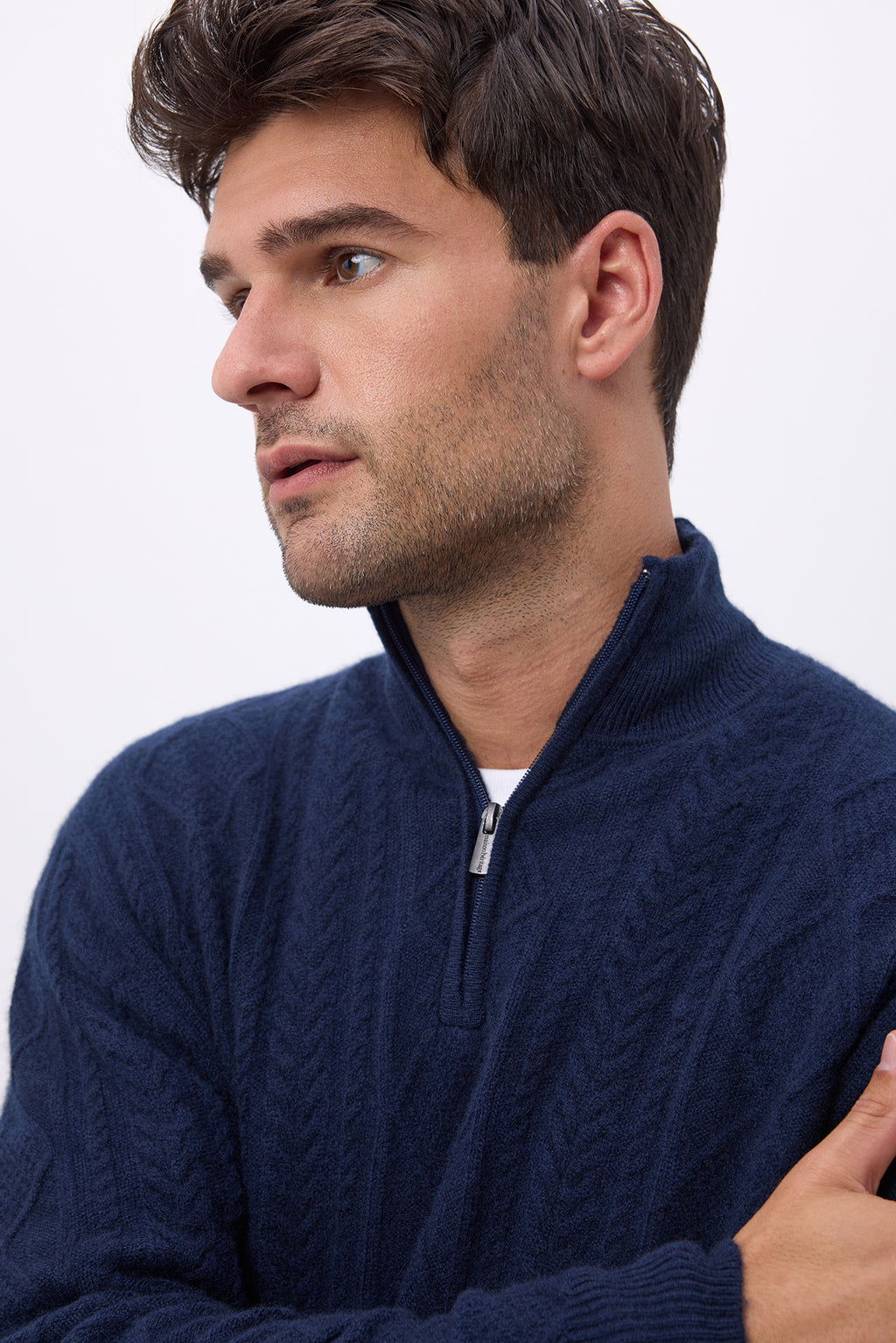 Herrenpullover Dov mit Stehkragen, Reißverschluss & Zopfmuster – Marineblau