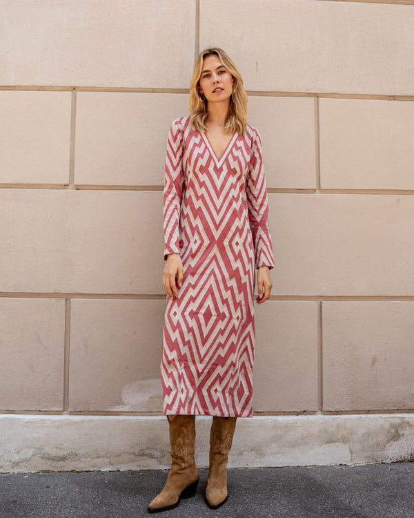 Michonet – Robe Chevron Nude, mannequin portant une robe longue à motifs géométriques rouges et blancs