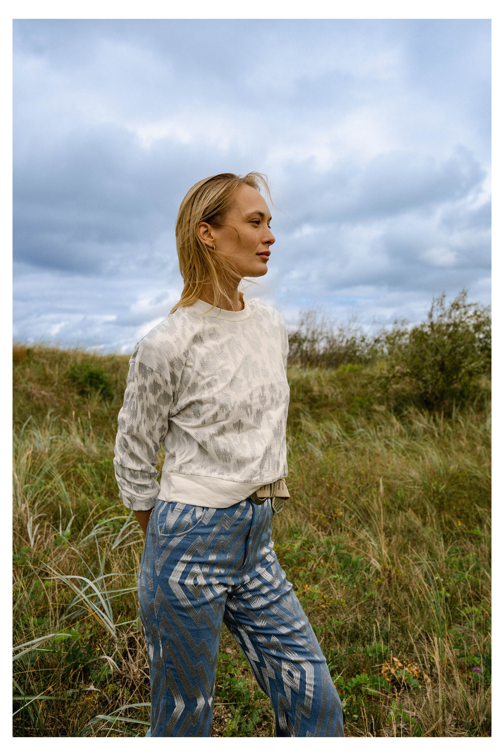 Michonet – Sweat Silver Stein, mannequin de profil portant un pull blanc et un pantalon bleu