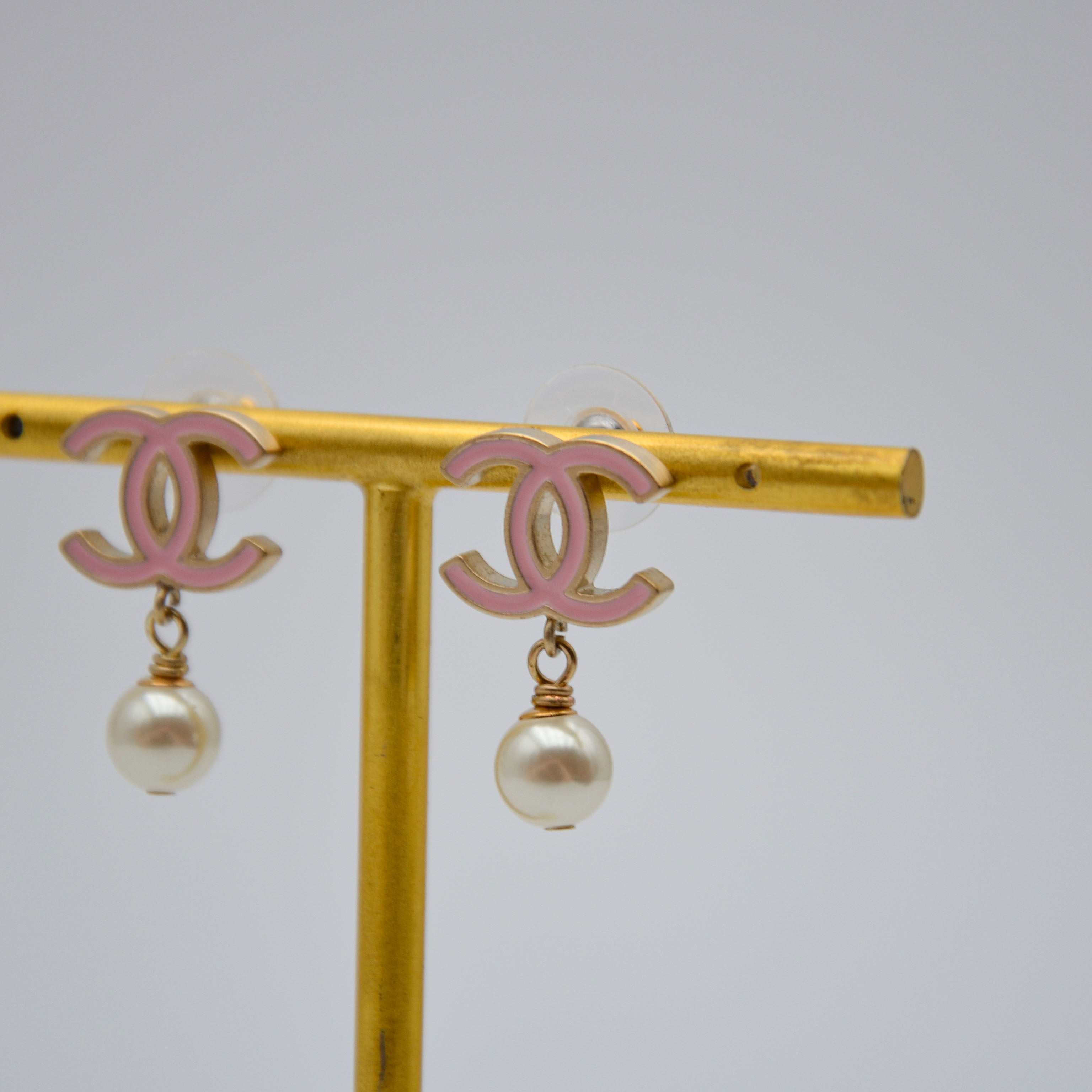 Pendientes Chanel CC Esmalte Rosa y Perla Colgante