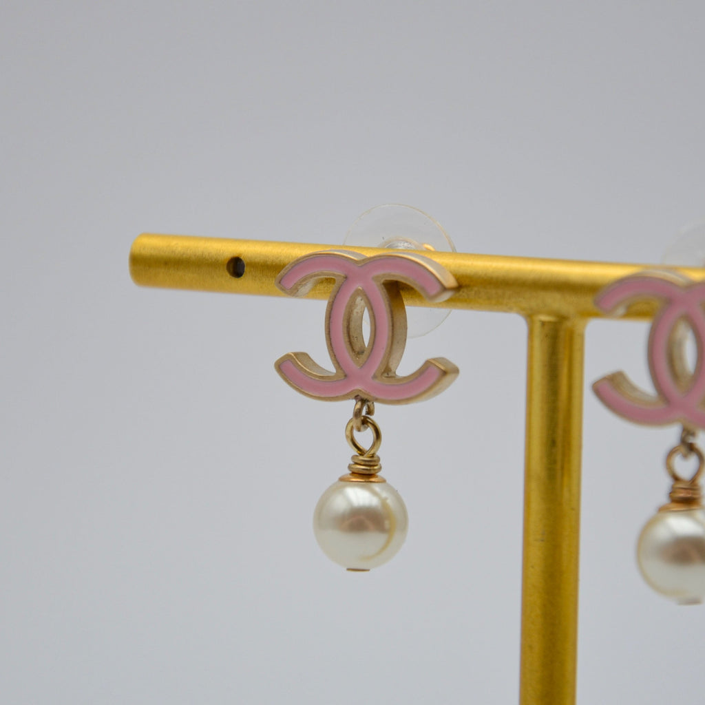 Pendientes Chanel CC Esmalte Rosa y Perla Colgante
