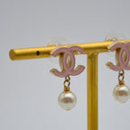 Pendientes Chanel CC Esmalte Rosa y Perla Colgante
