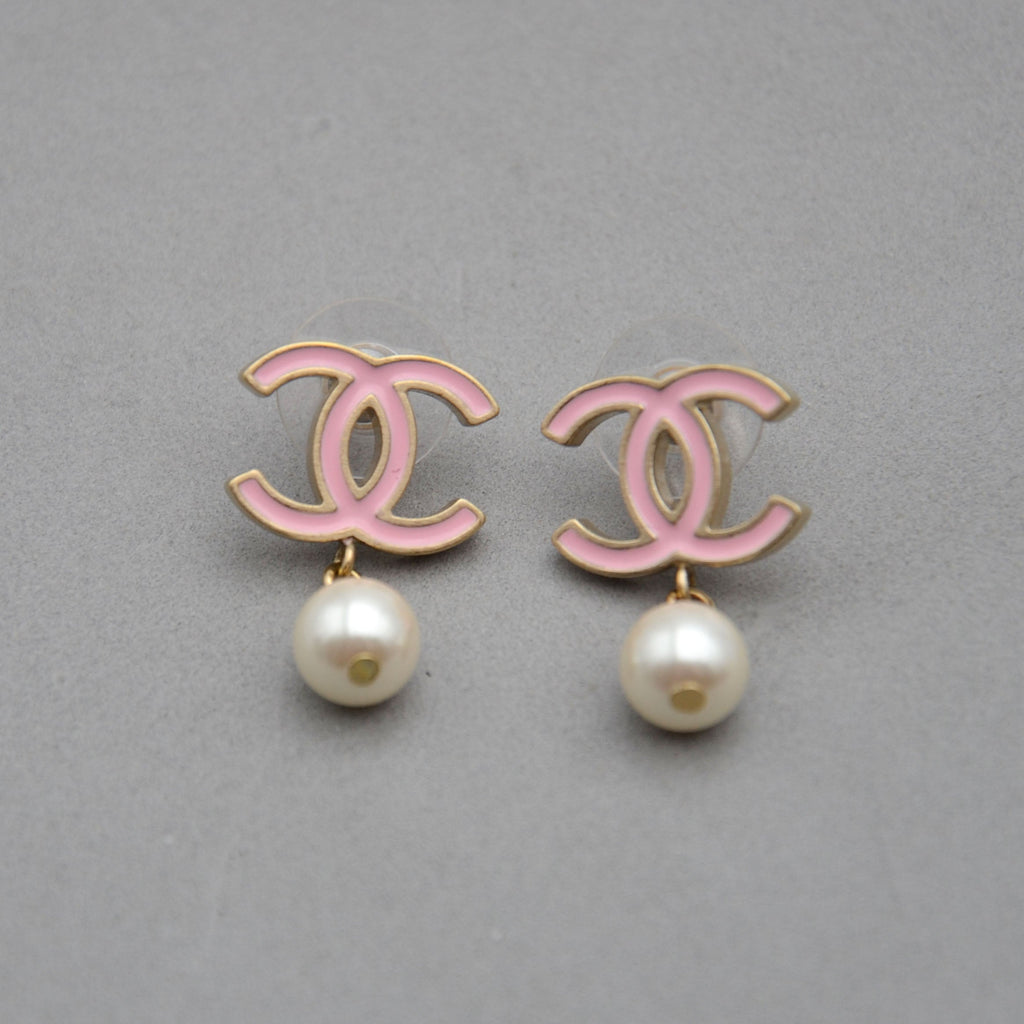 Pendientes Chanel CC Esmalte Rosa y Perla Colgante