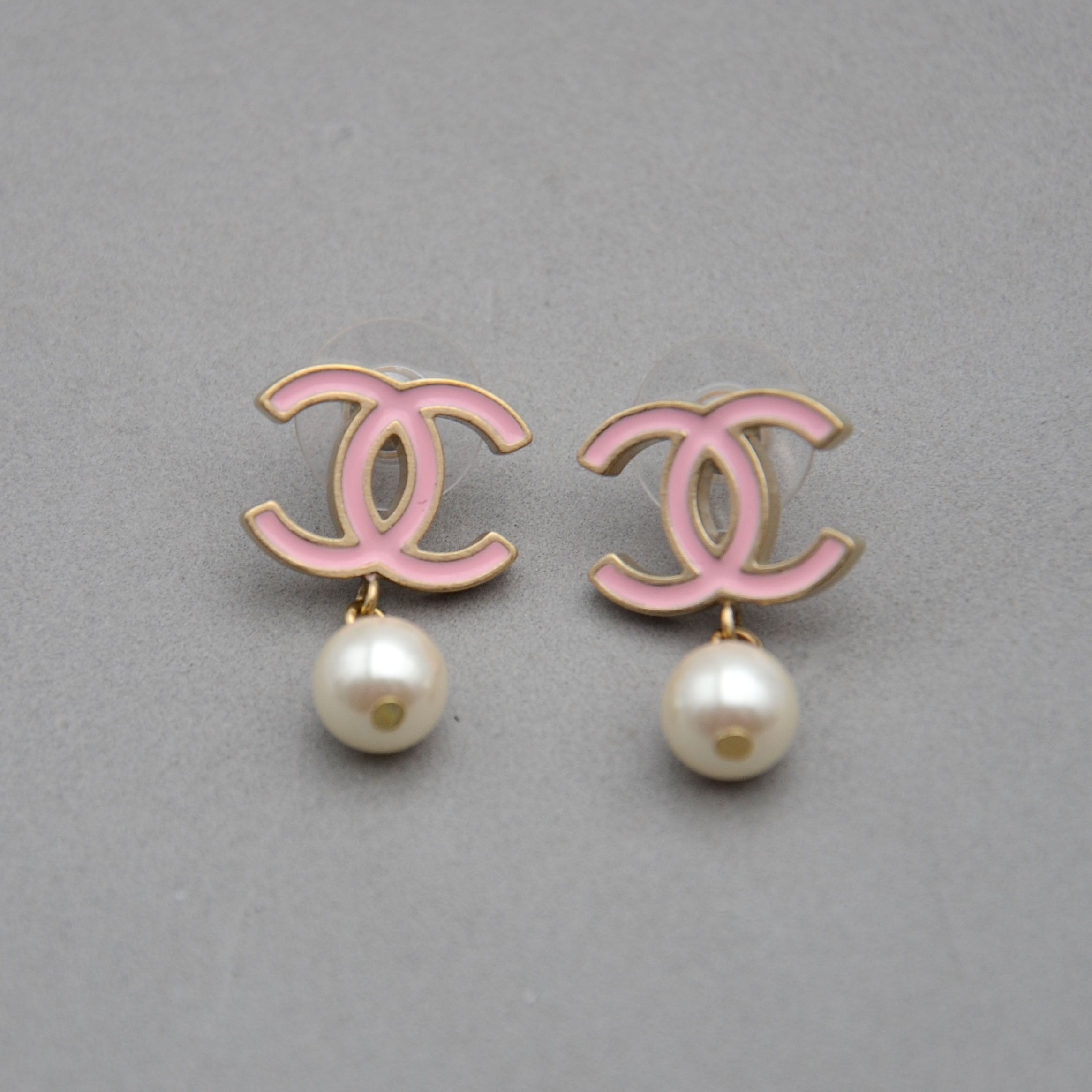 Pendientes Chanel CC Esmalte Rosa y Perla Colgante