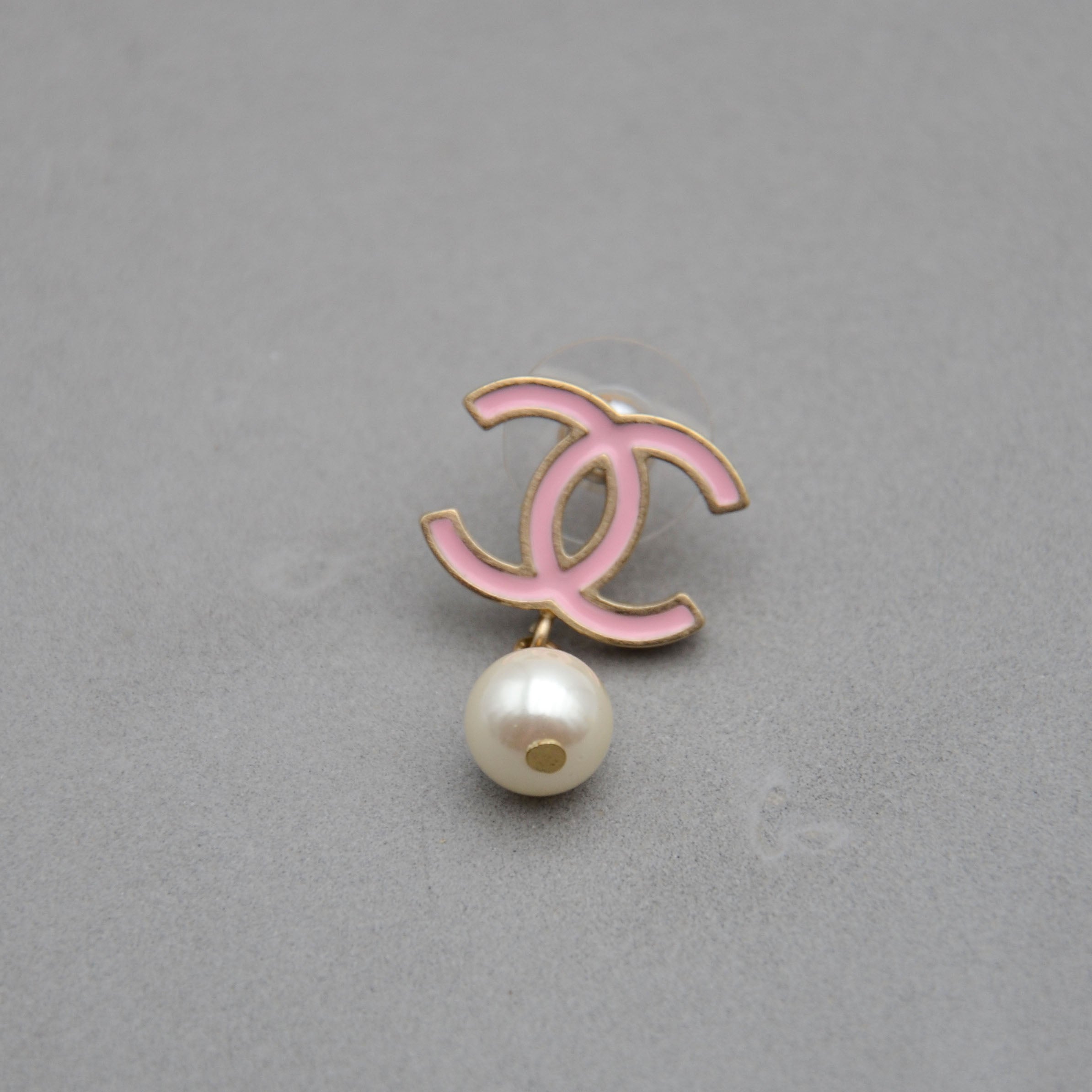 Pendientes Chanel CC Esmalte Rosa y Perla Colgante
