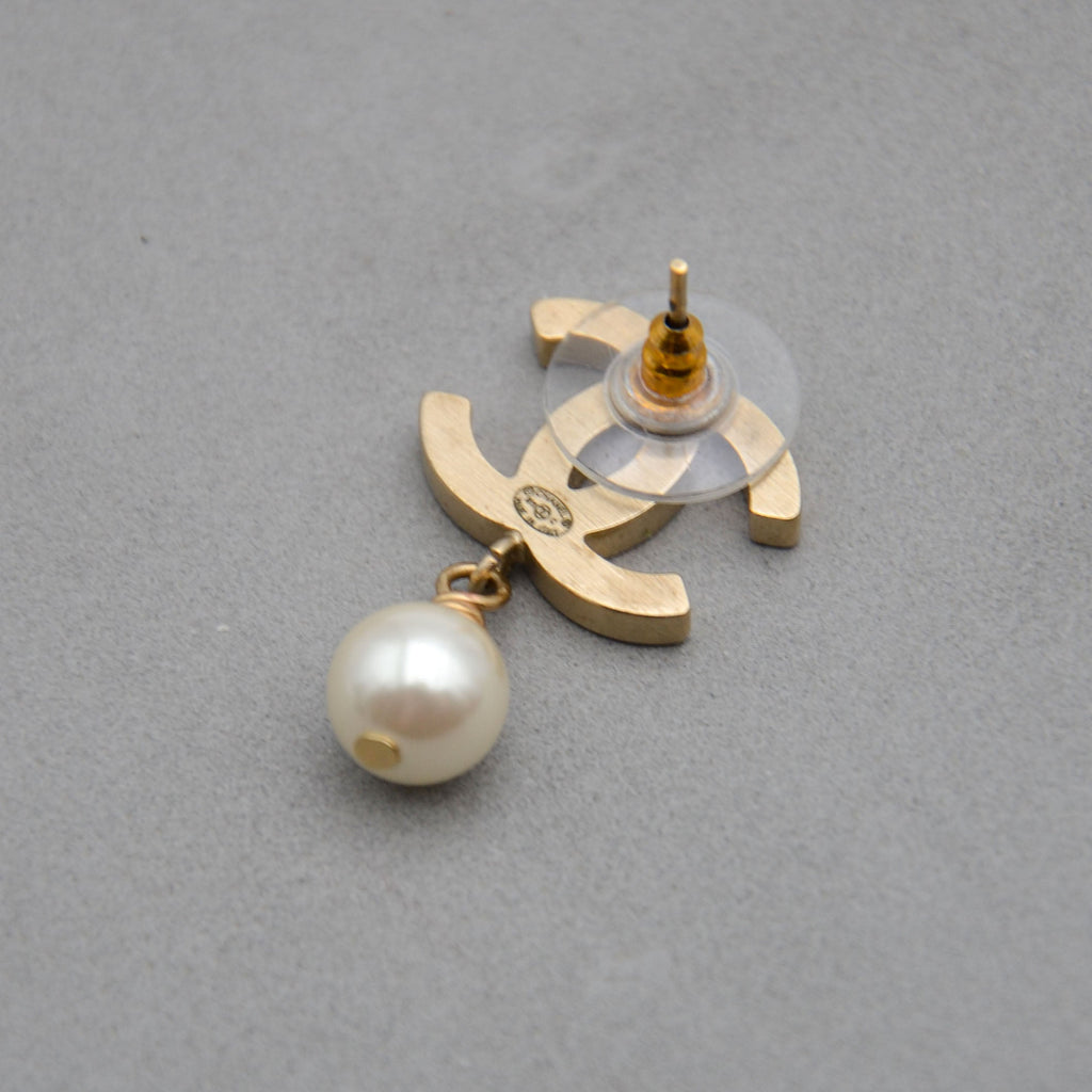 Pendientes Chanel CC Esmalte Rosa y Perla Colgante