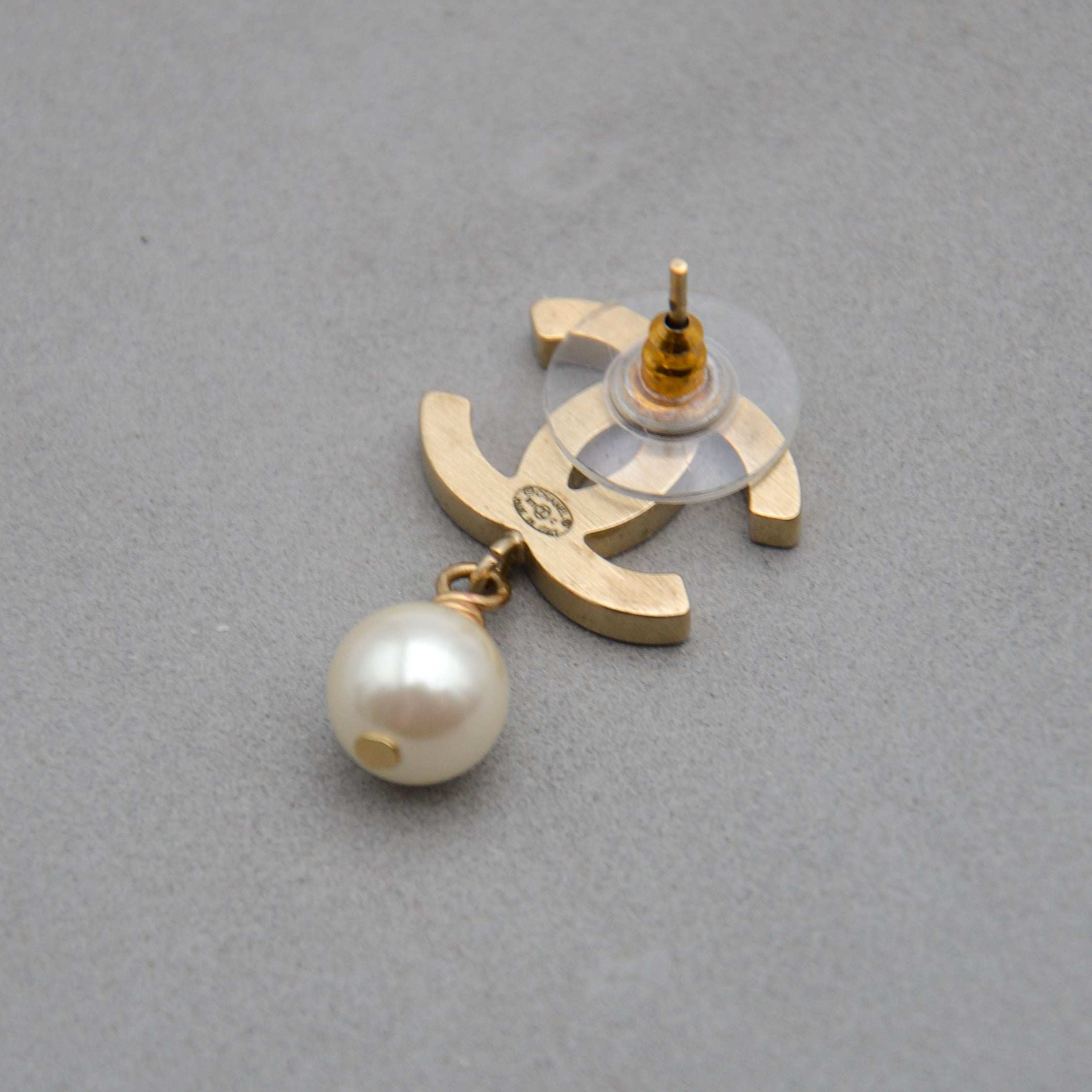 Pendientes Chanel CC Esmalte Rosa y Perla Colgante