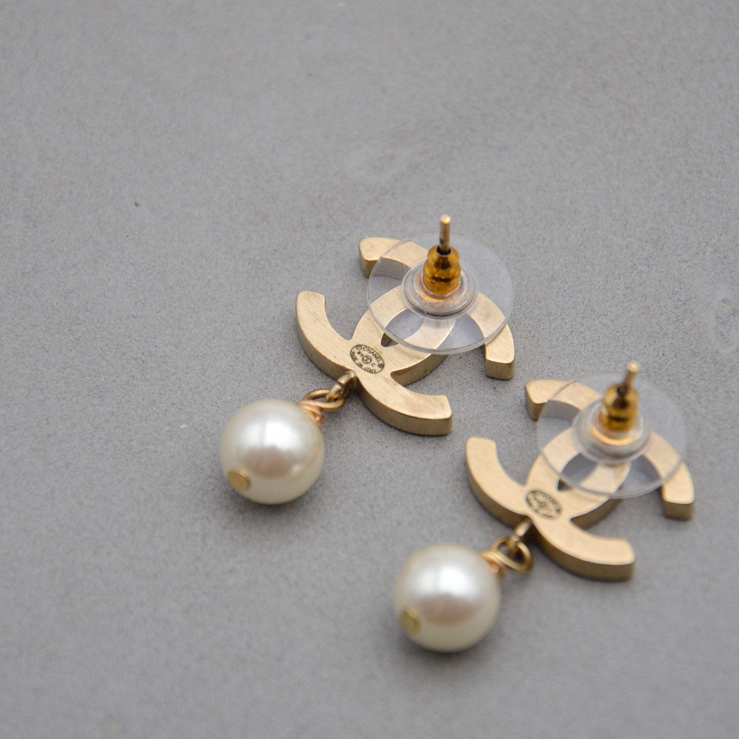 Pendientes Chanel CC Esmalte Rosa y Perla Colgante