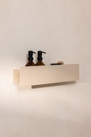 SHEA connection with Pflegeprodukten auf einer hellen Wand in minimalist Design aus Aluminium.