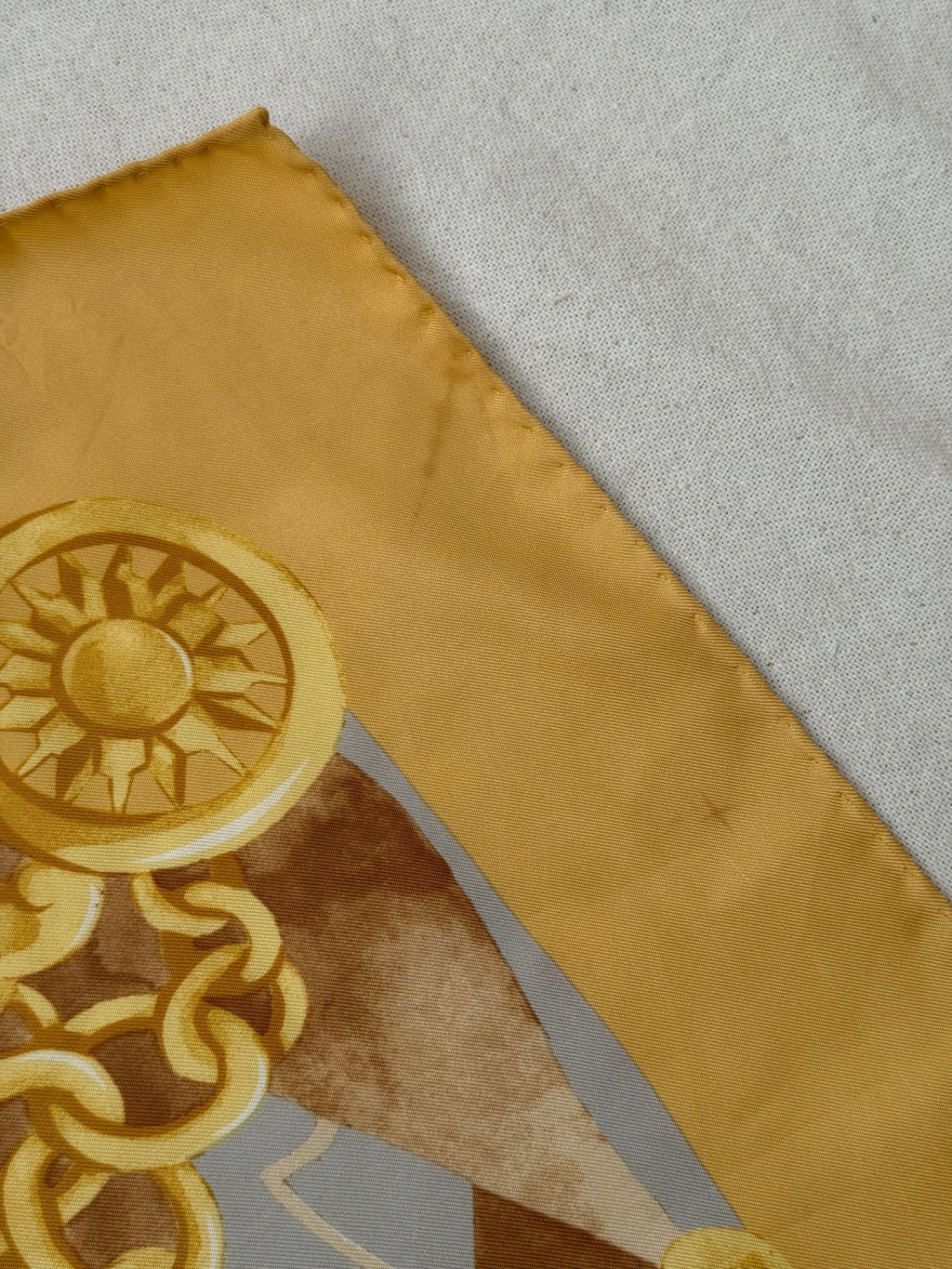 Pañuelo Céline – Cadenas y medallones
