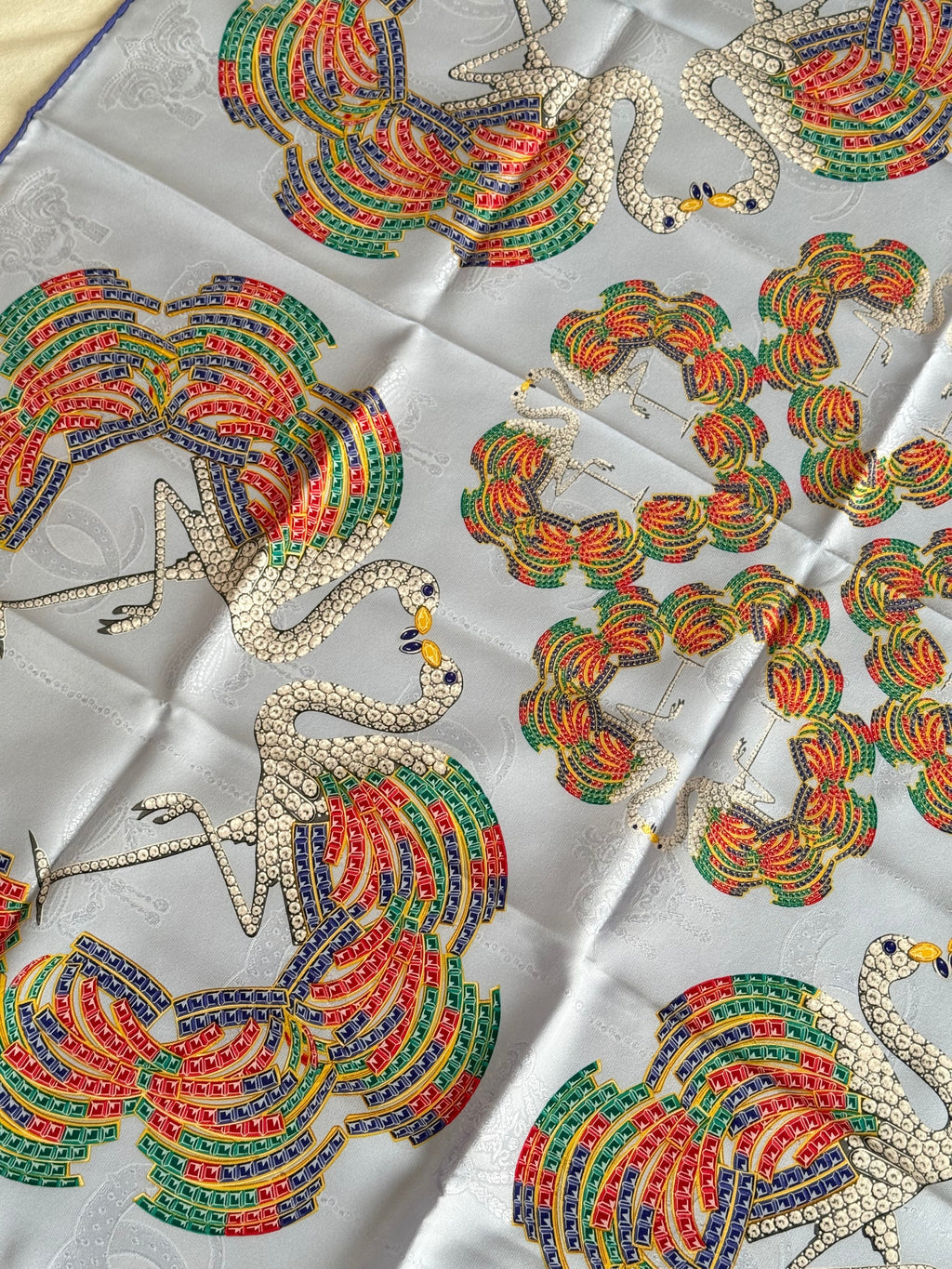 Foulard Cartier – Motifs Cygnes Et Plumes Multicolores