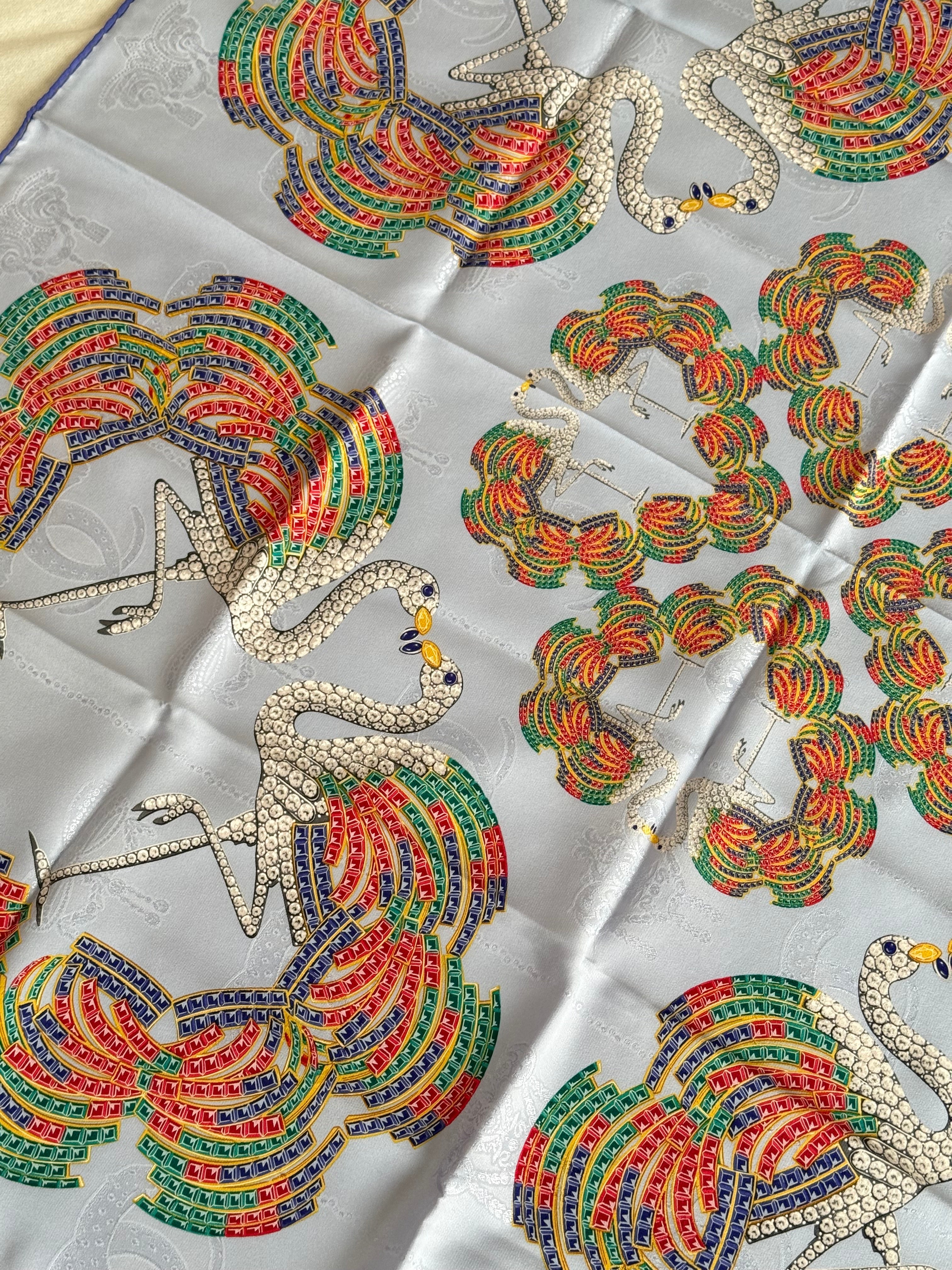 Foulard Cartier – Motifs Cygnes Et Plumes Multicolores