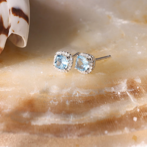 Pendientes “Popi Cushion Blue Topaz” Diamante: 0.07/32 + Topacio 0.6/2 – Oro blanco