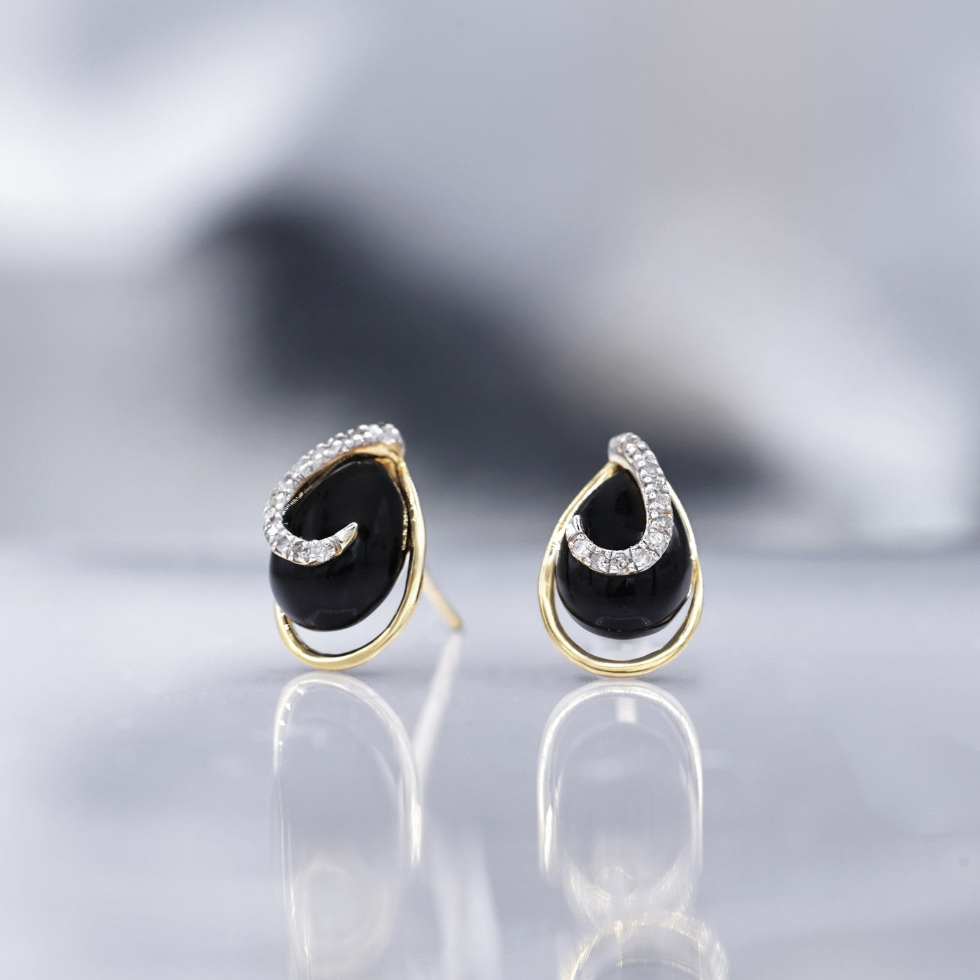 Pendientes de diamantes "Galápagos" 0.08/24 y ágata negra - Oro amarillo 375/1000