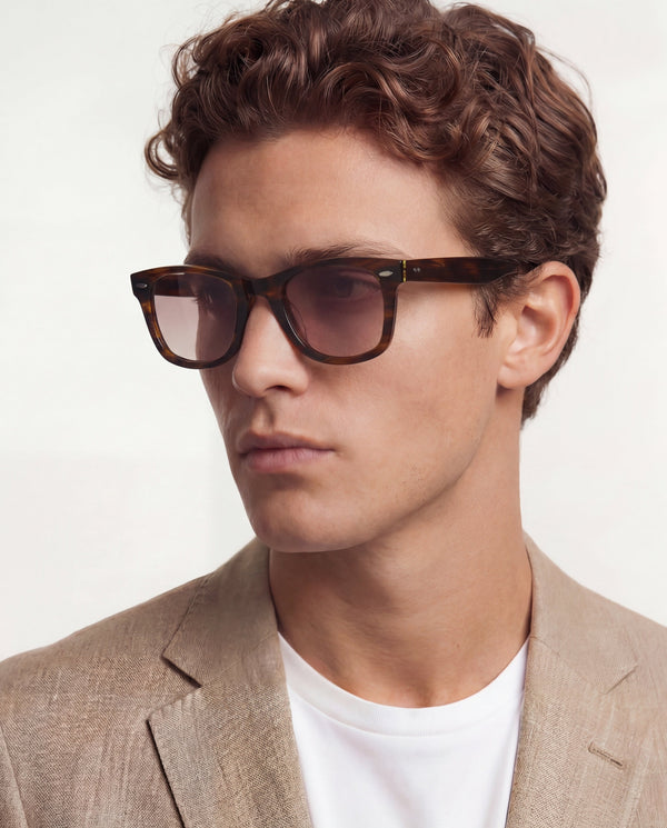 Gafas de sol Erin Brown: montura rectangular, usadas por un hombre