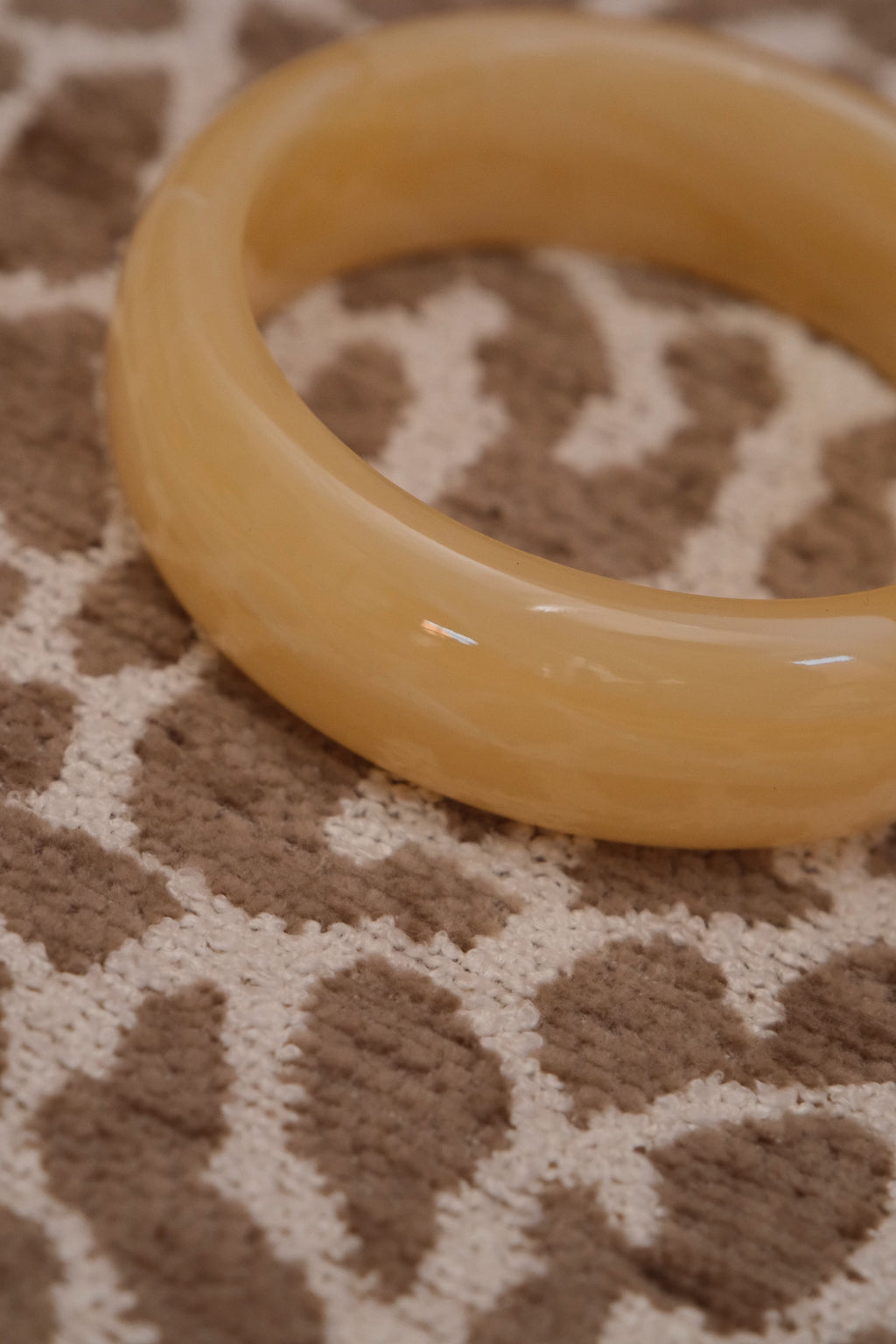Brazalete redondo de resina crudo