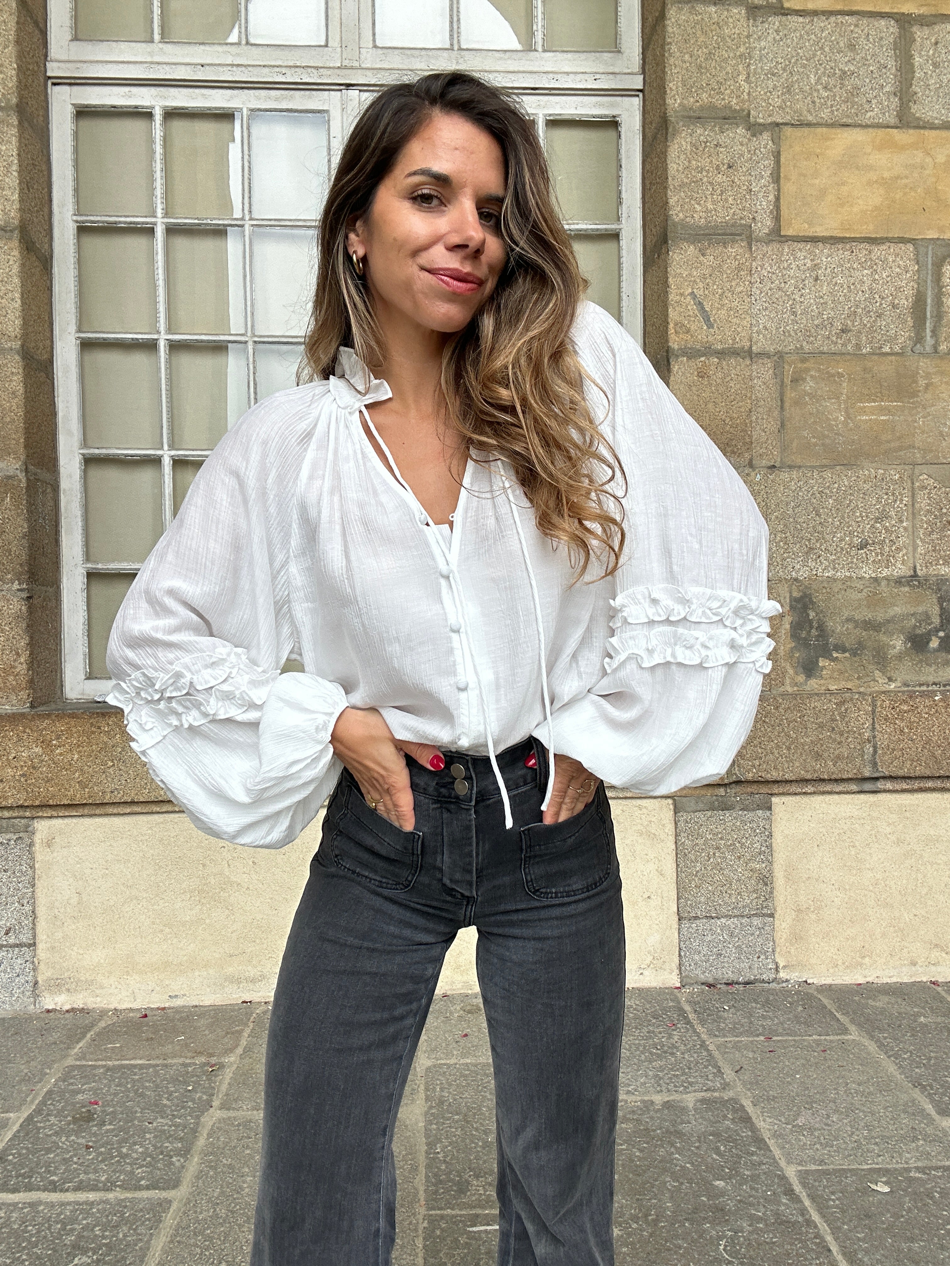 Blusa Esmée con volantes crudo