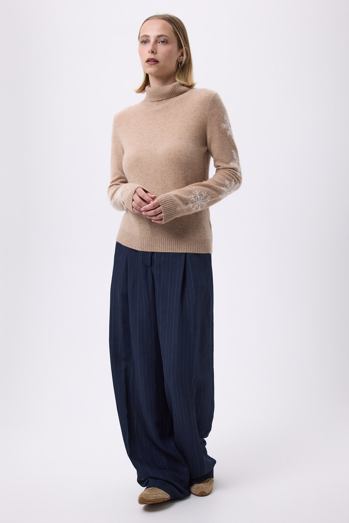 Stehkragenpullover mit Schneeflocken auf den Ärmeln F Flocon – Cremeweiß – Damen