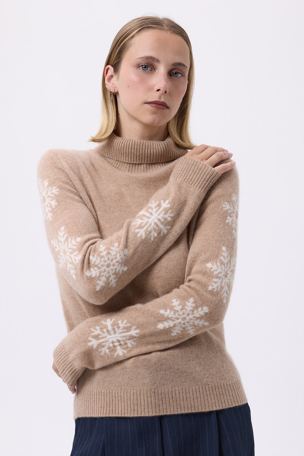 Stehkragenpullover mit Schneeflocken auf den Ärmeln F Flocon – Cremeweiß – Damen