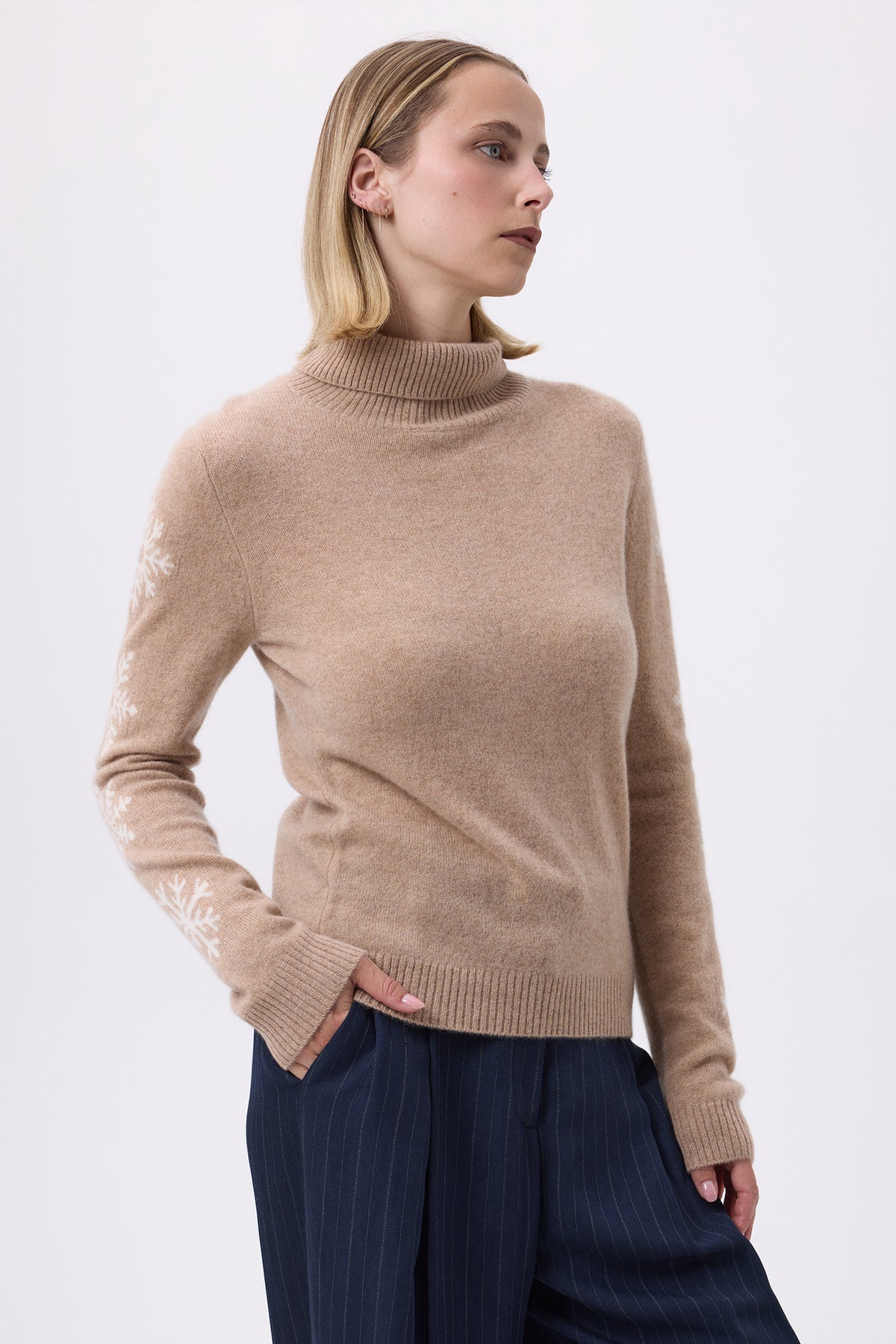 Stehkragenpullover mit Schneeflocken auf den Ärmeln F Flocon – Cremeweiß – Damen