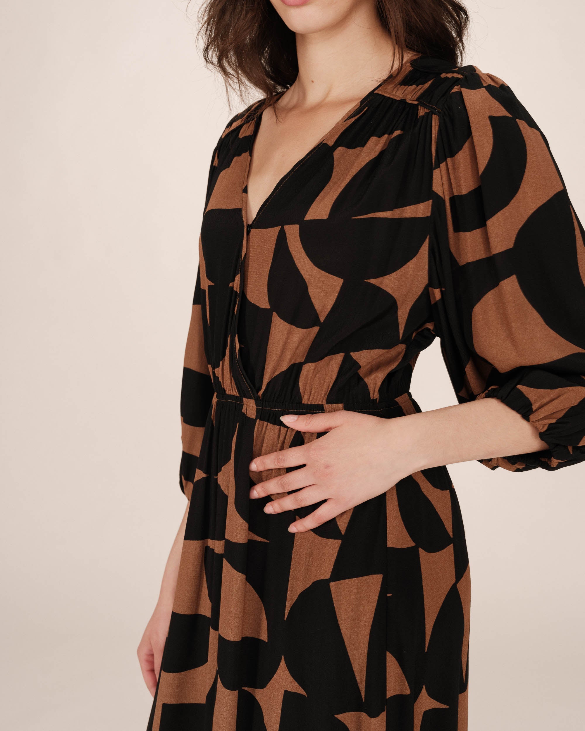 Vestido Corto Gráfico Chocolate Shelly