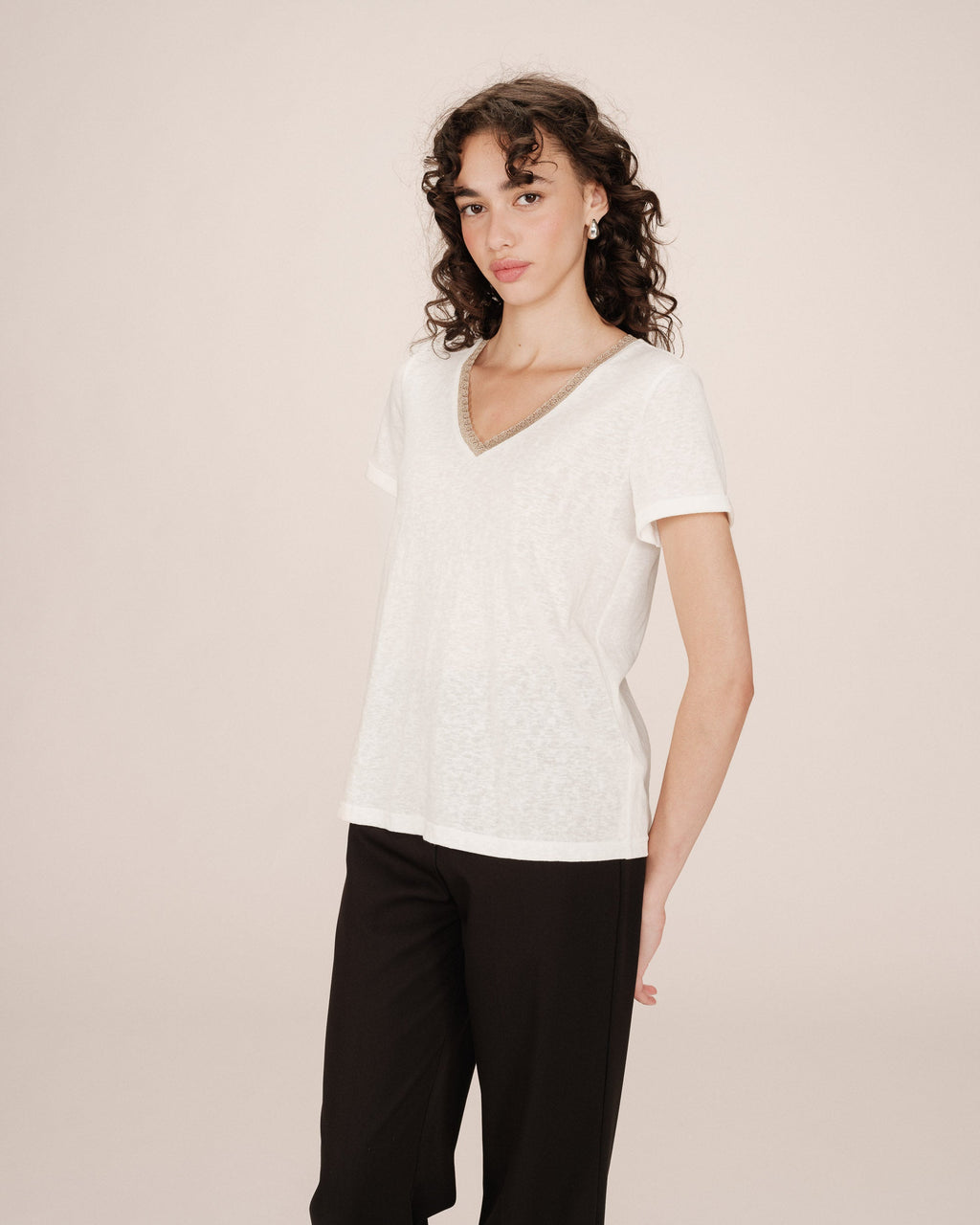 Camiseta Cuello V Marfil Space