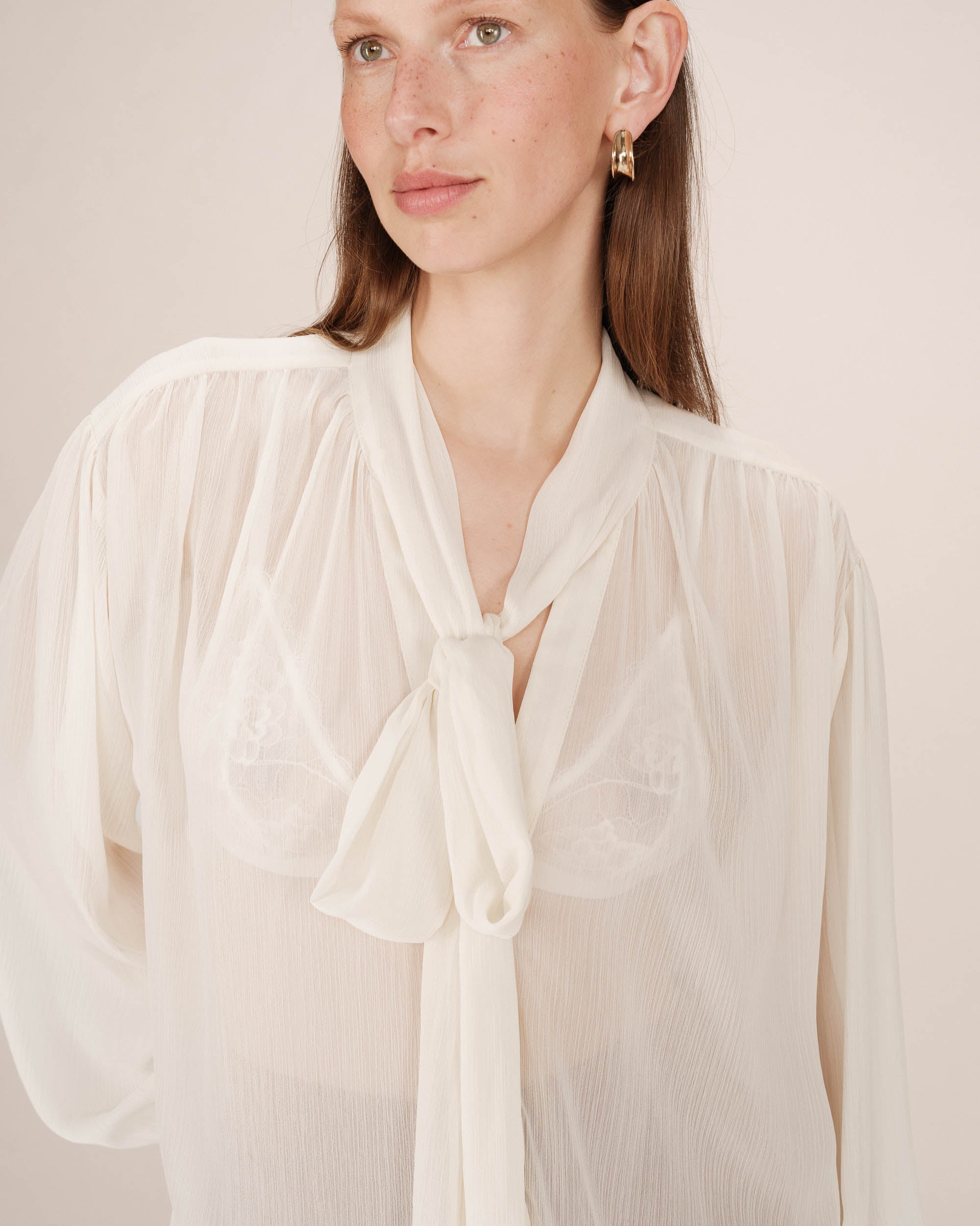 Blusa Cuello Lavallière Crudo Splendide