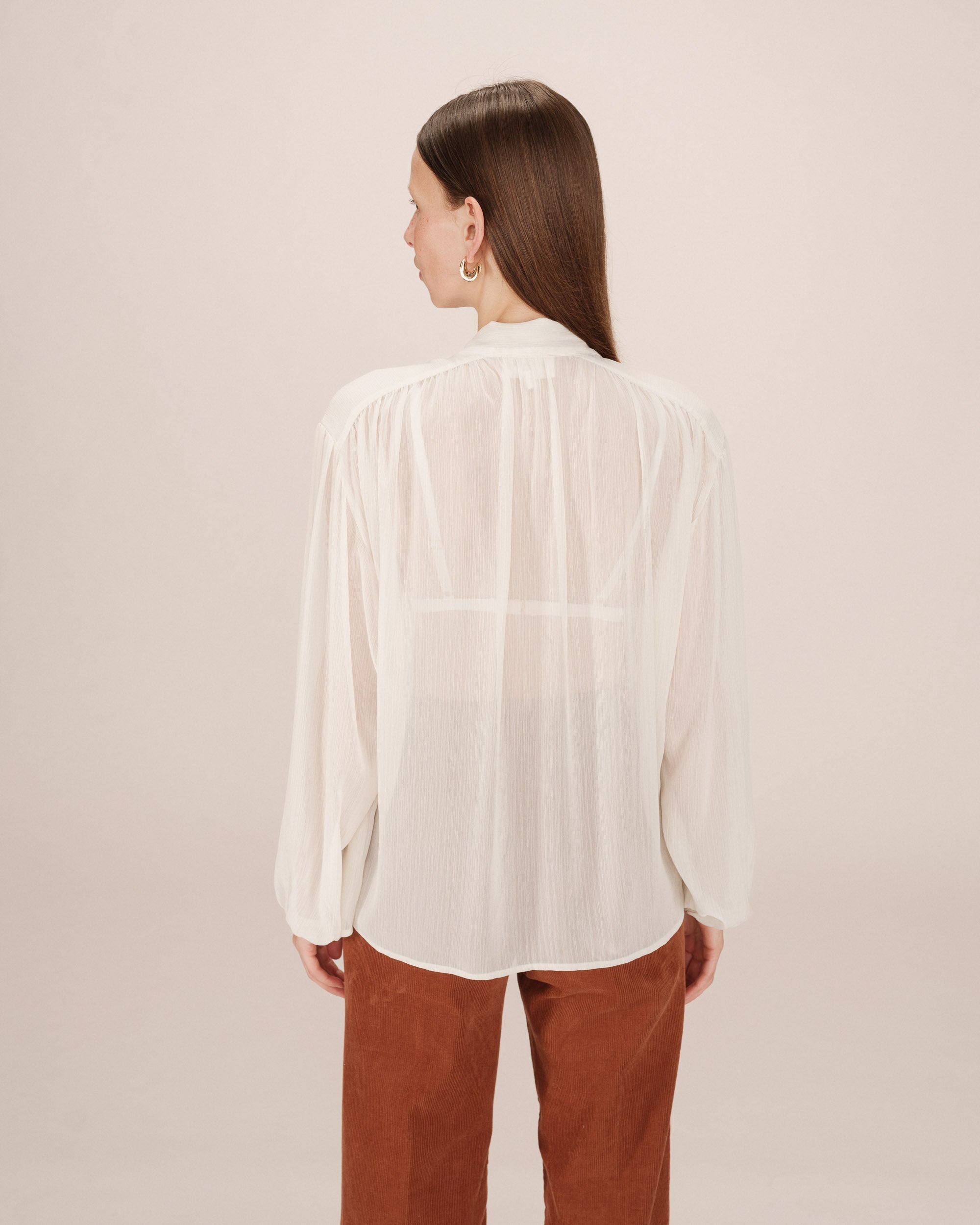 Blusa Cuello Lavallière Crudo Splendide
