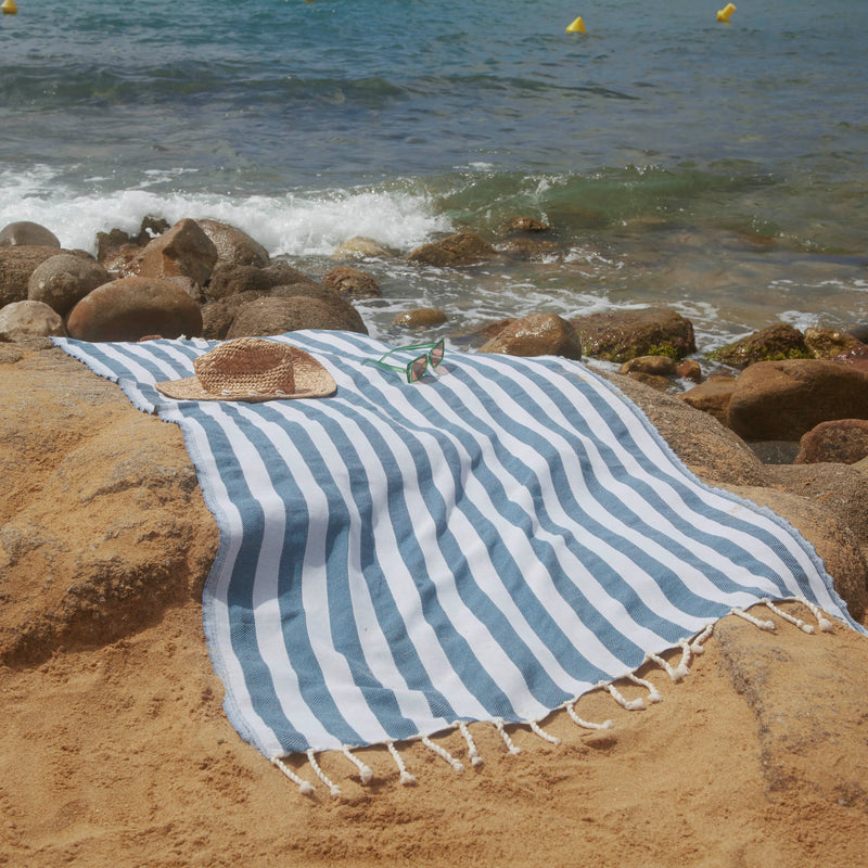 Mujer usando una Fouta Positano verde azulado - BY FOUTAS