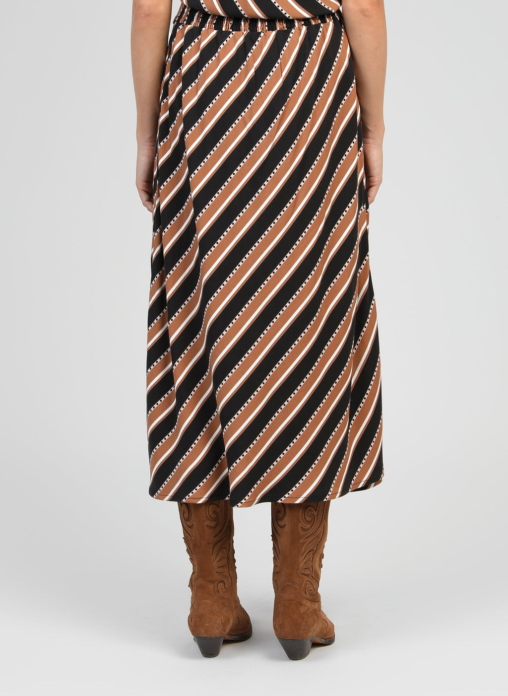 An'ge – Jupe Midi Gania Velia Camel, jupe longue marron et noire à rayures portée par un mannequin