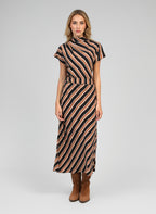 An'ge – Jupe Midi Gania Velia Camel, mannequin portant une robe longue à rayures noires, marron et blanches