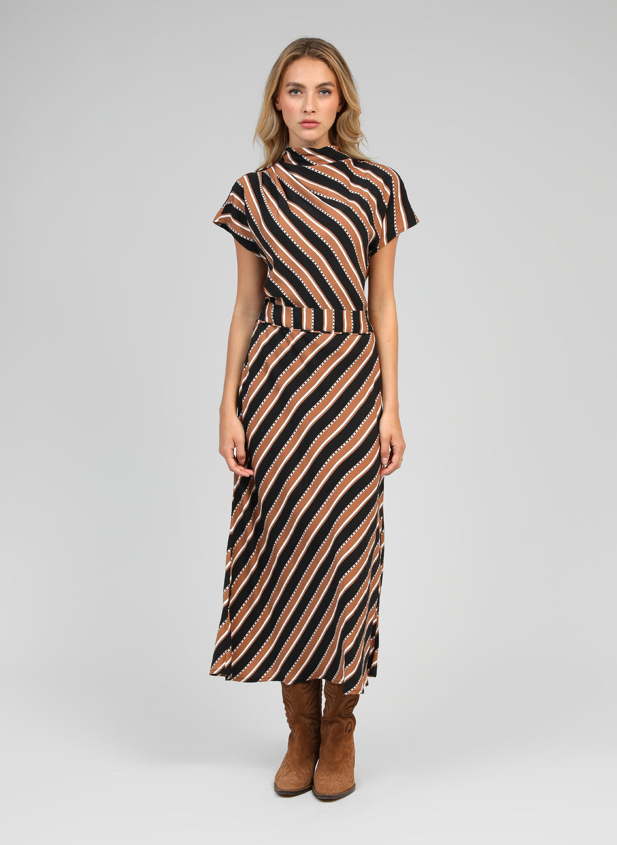 An'ge – Jupe Midi Gania Velia Camel, mannequin portant une robe longue à rayures noires, marron et blanches